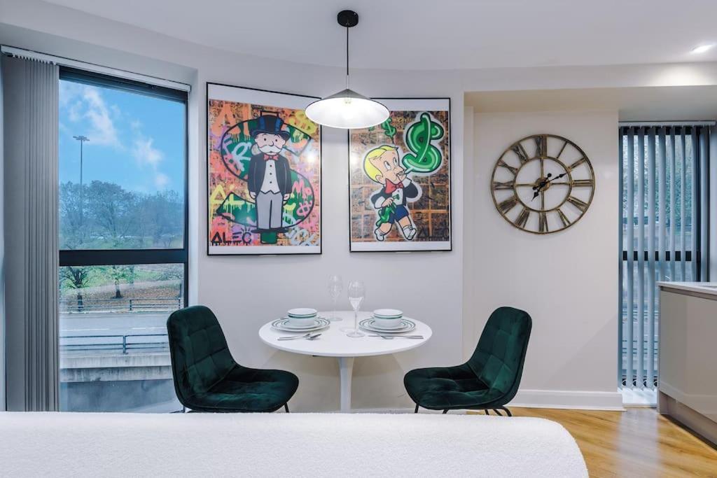 Apartment Monopoly Wallz - Sleeps 3 *